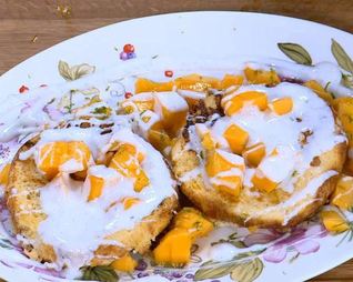 Французские тосты с ванильным йогуртом и манго