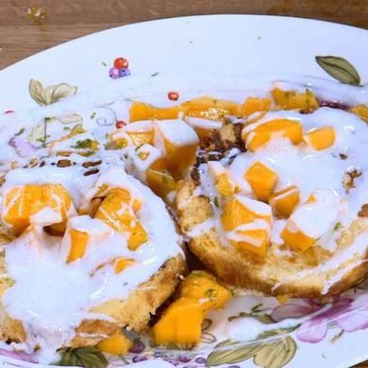 Французские тосты с ванильным йогуртом и манго