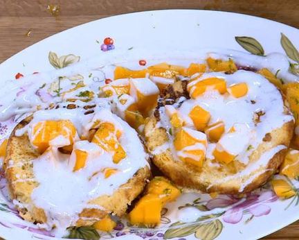 Французские тосты с ванильным йогуртом и манго