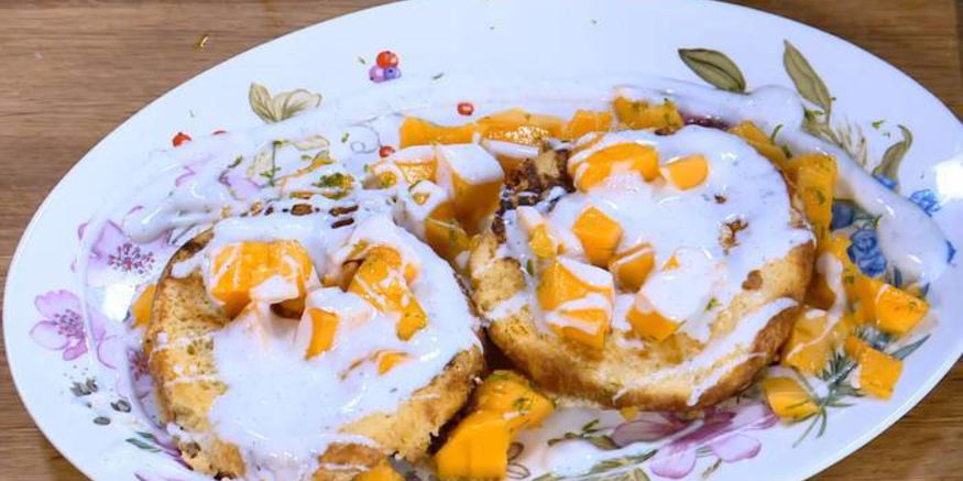 Рецепт французских тостов с ванильным йогуртом и манго