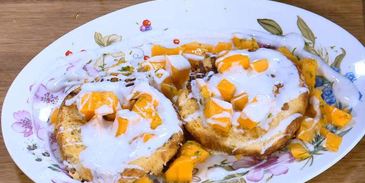 французские тосты с ванильным йогуртом и манго