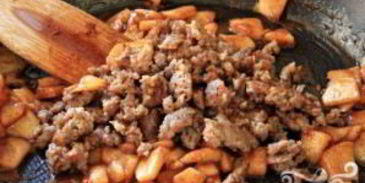 французские тосты с яблоками и колбасой