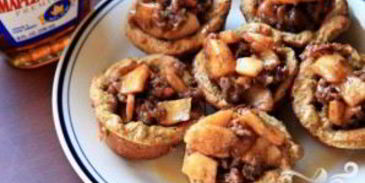 французские тосты с яблоками и колбасой