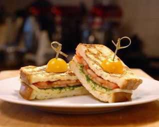 Горячий тост с сыром и томатами