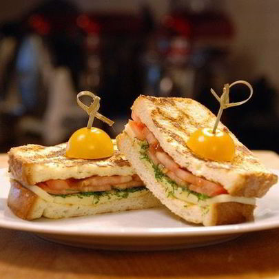 Горячий тост с сыром и томатами