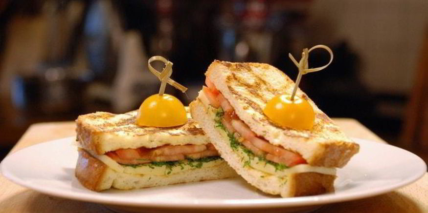 Рецепт горячего тоста с сыром и томатами