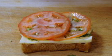 горячий тост с сыром и томатами