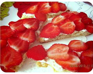 Клубничные тосты