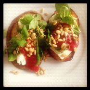 Рецепт Ржаных тостов с козьим сыром, ягодным соусом и кедровыми орешками