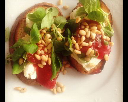 Ржаные тосты с козьим сыром, ягодным соусом и кедровыми орешками