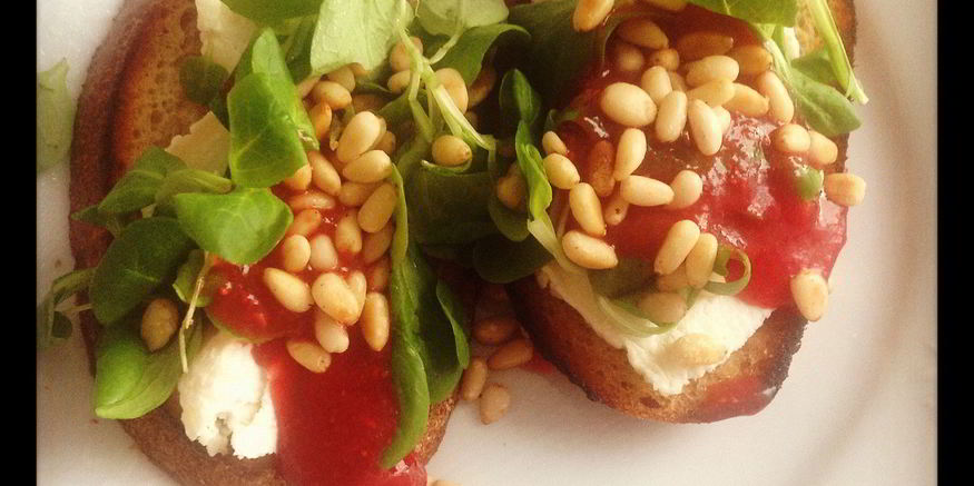 Рецепт ржаных тостов с козьим сыром, ягодным соусом и кедровыми орешками