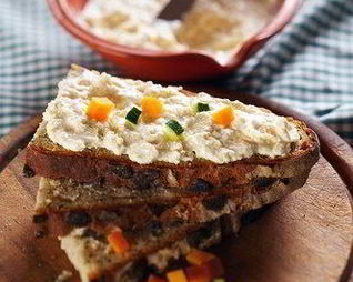 Ржаные тосты с паштетом из камамбера и тмина