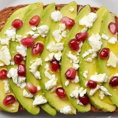 Тост с авокадо, фетой и гранатом