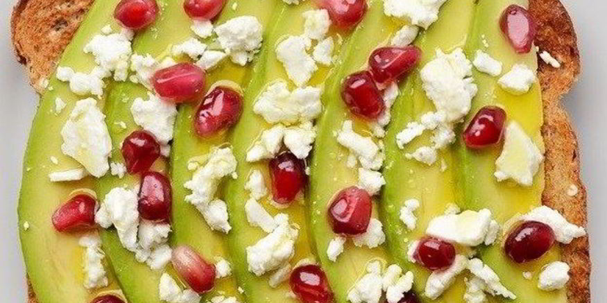 Рецепт тоста с авокадо, фетой и гранатом