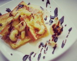 Тост с бананово-карамельным соусом