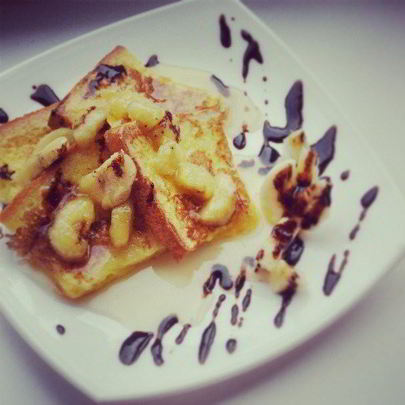 Тост с бананово-карамельным соусом