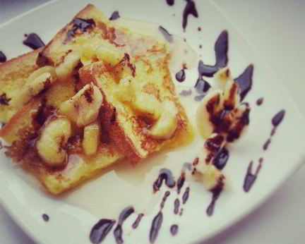 Тост с бананово-карамельным соусом