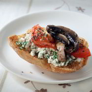 Рецепт Тоста с творогом, помидором и грибами