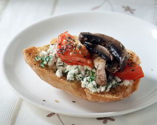 Тост с творогом, помидором и грибами