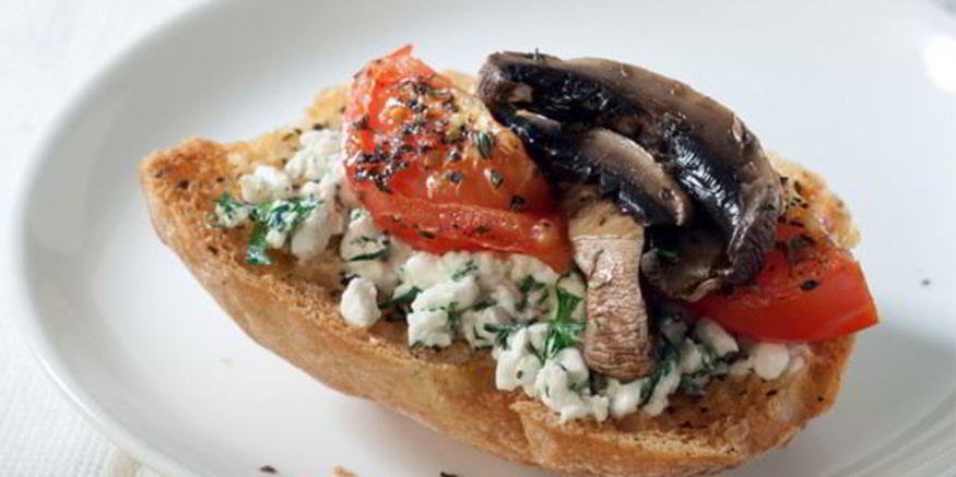 Рецепт тоста с творогом, помидором и грибами