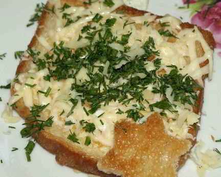 Тост с яйцом, сыром и зеленью