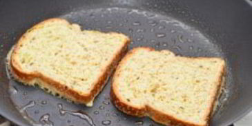 тосты на сковороде