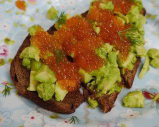 Тосты с авокадо и красной икрой