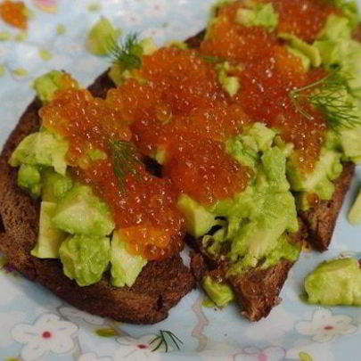 Тосты с авокадо и красной икрой