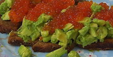 тосты с авокадо и красной икрой