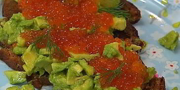 тосты с авокадо и красной икрой