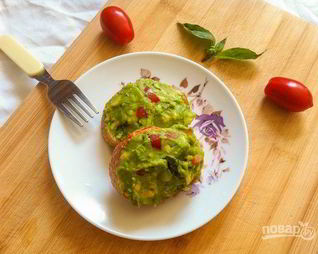 Тосты с авокадо и помидором