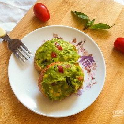 Тосты с авокадо и помидором