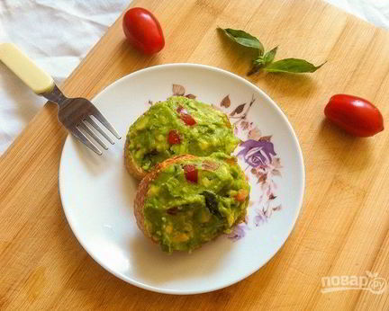 Тосты с авокадо и помидором