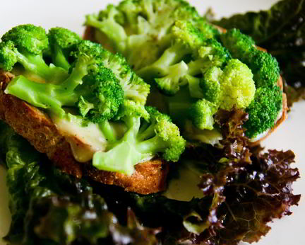 Тосты с брокколи и сыром чеддер