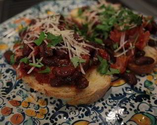 Тосты с фасолью, беконом и вялеными помидорами