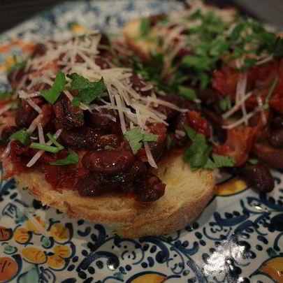 Тосты с фасолью, беконом и вялеными помидорами