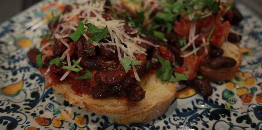 Рецепт тостов с фасолью, беконом и вялеными помидорами