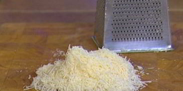 тосты с фасолью, беконом и вялеными помидорами