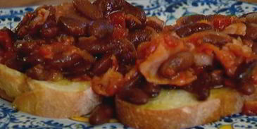 тосты с фасолью, беконом и вялеными помидорами