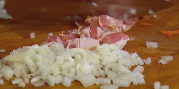 тосты с фасолью, беконом и вялеными помидорами