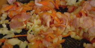 тосты с фасолью, беконом и вялеными помидорами