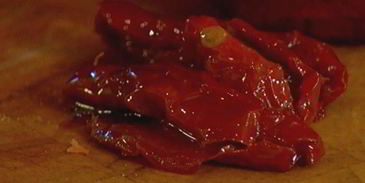 тосты с фасолью, беконом и вялеными помидорами