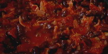 тосты с фасолью, беконом и вялеными помидорами