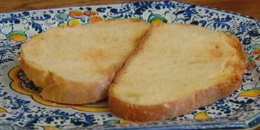 тосты с фасолью, беконом и вялеными помидорами