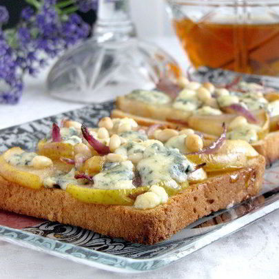 Тосты с грушей, голубым сыром и кедровыми орешками