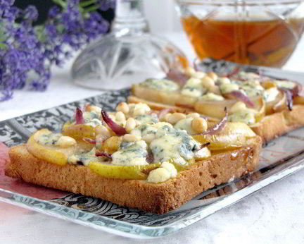 Тосты с грушей, голубым сыром и кедровыми орешками