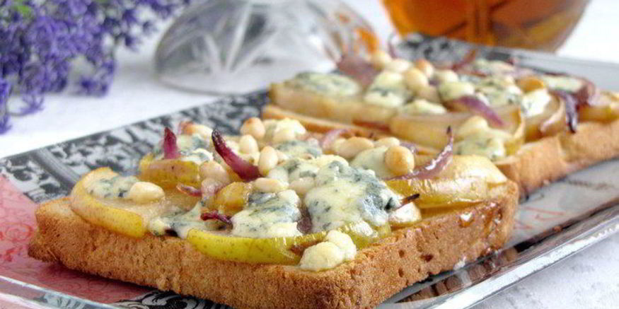 Рецепт тостов с грушей, голубым сыром и кедровыми орешками