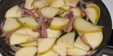 тосты с грушей, голубым сыром и кедровыми орешками