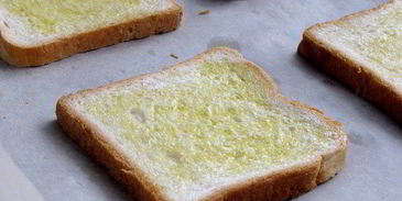 тосты с грушей, голубым сыром и кедровыми орешками