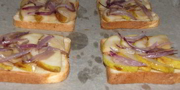 тосты с грушей, голубым сыром и кедровыми орешками